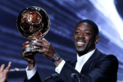 登贝莱首夺金球泪洒现场，姆巴佩祝贺背后，足坛格局要变了吗？